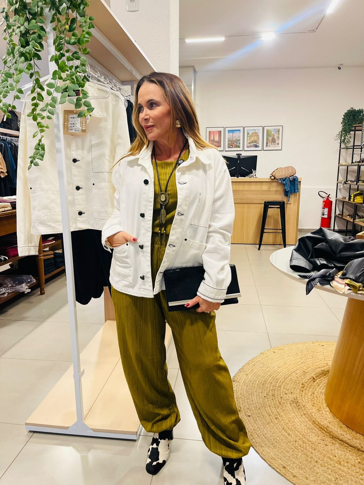 Jaqueta branca e calça oliva