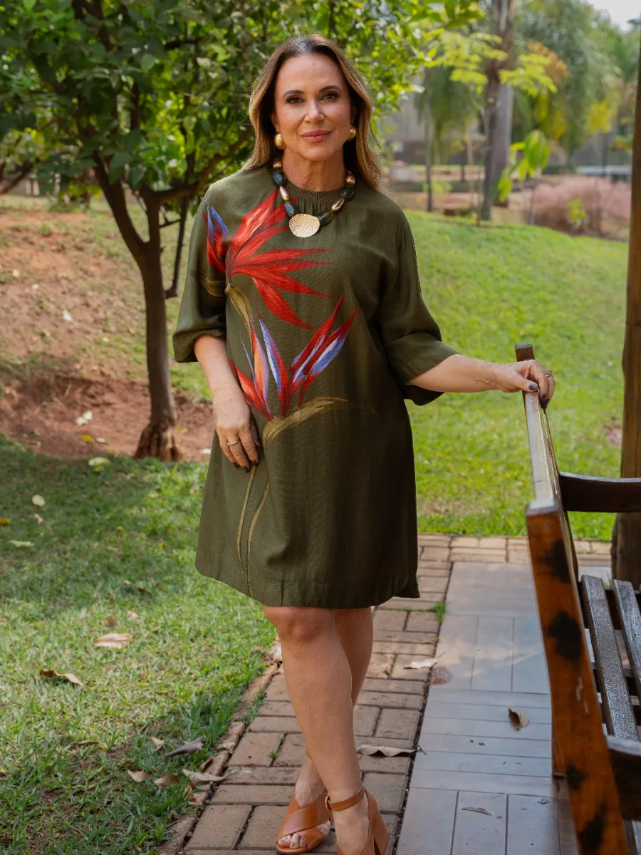 Look Letéss com jaqueta branca e calça oliva